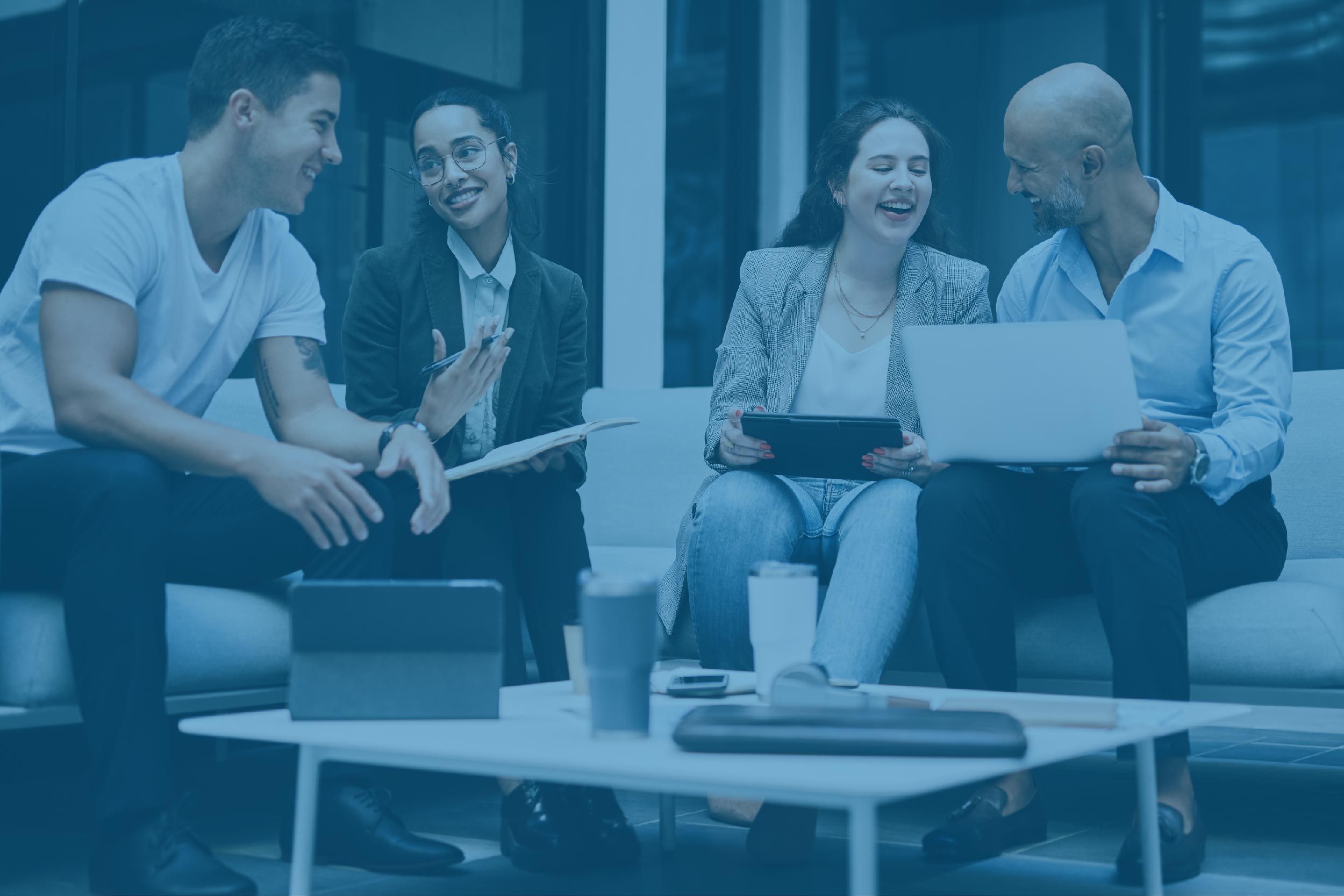 Des personnes qui sont assises en discussion.