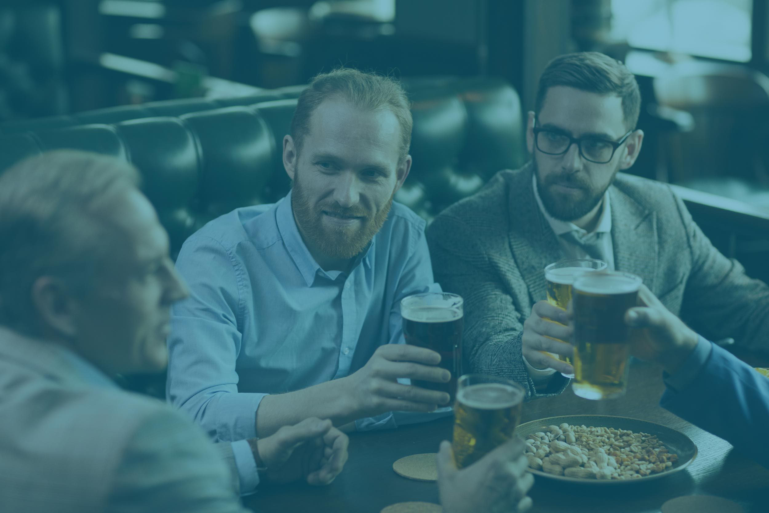 Des personnes qui sont heureux autour d'une table au restaurant