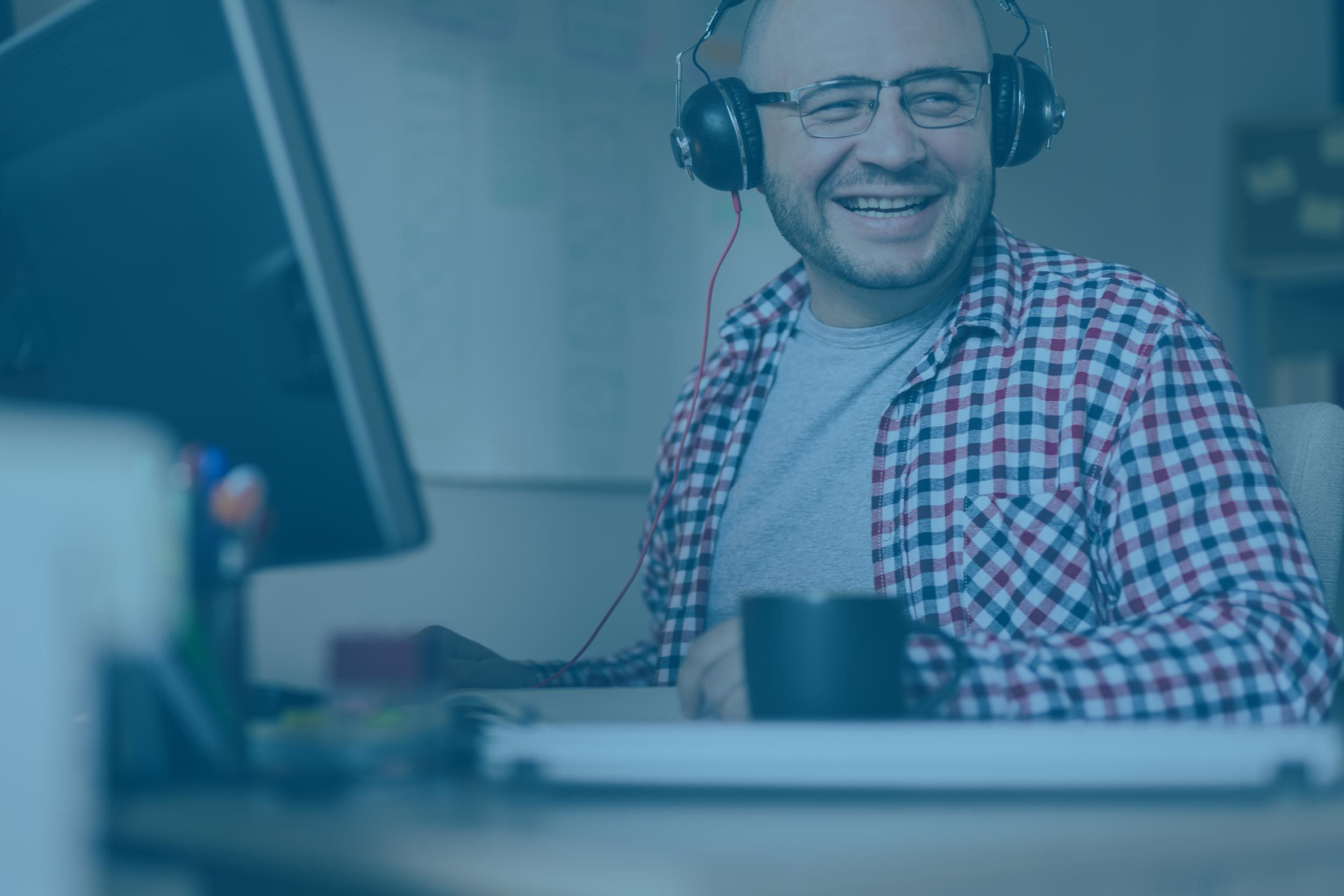 Une personne avec des écouteurs qui est en communication.