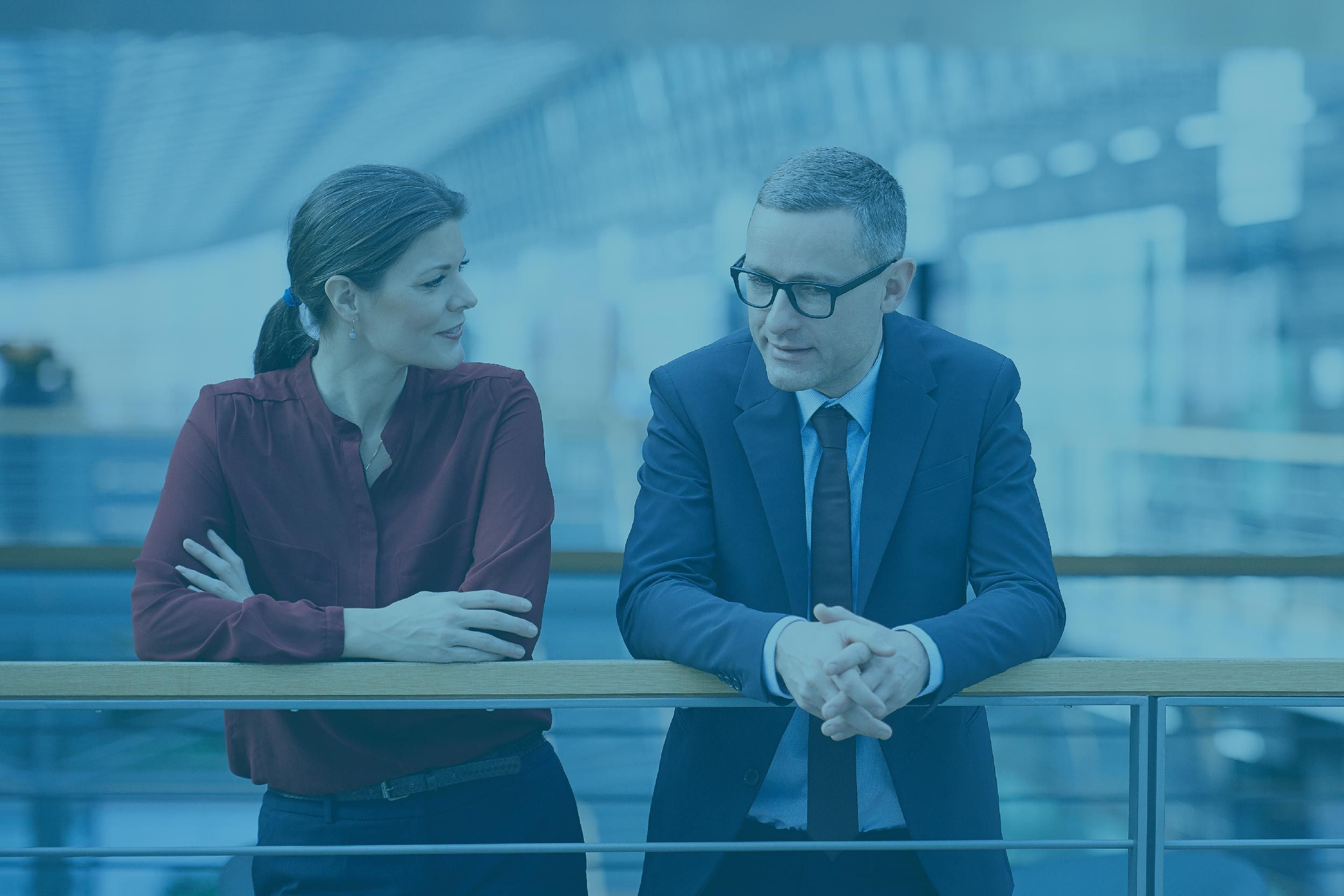 Deux personnes qui discutent