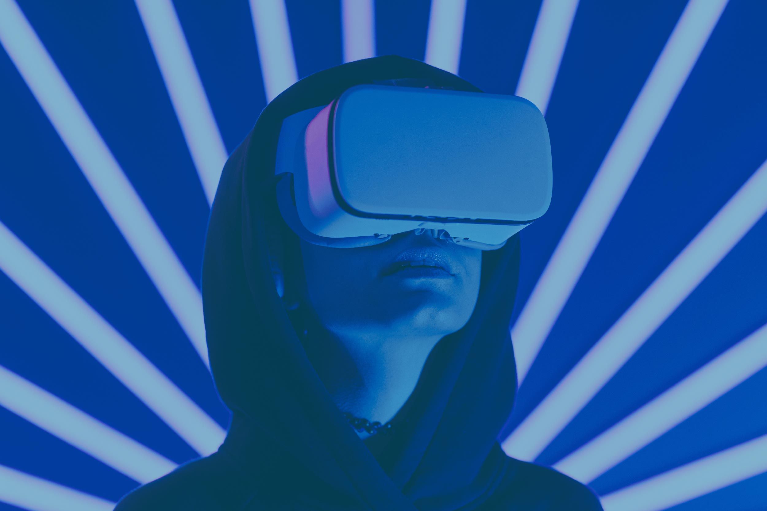 Jeune femme avec un casque de réalité virtuelle