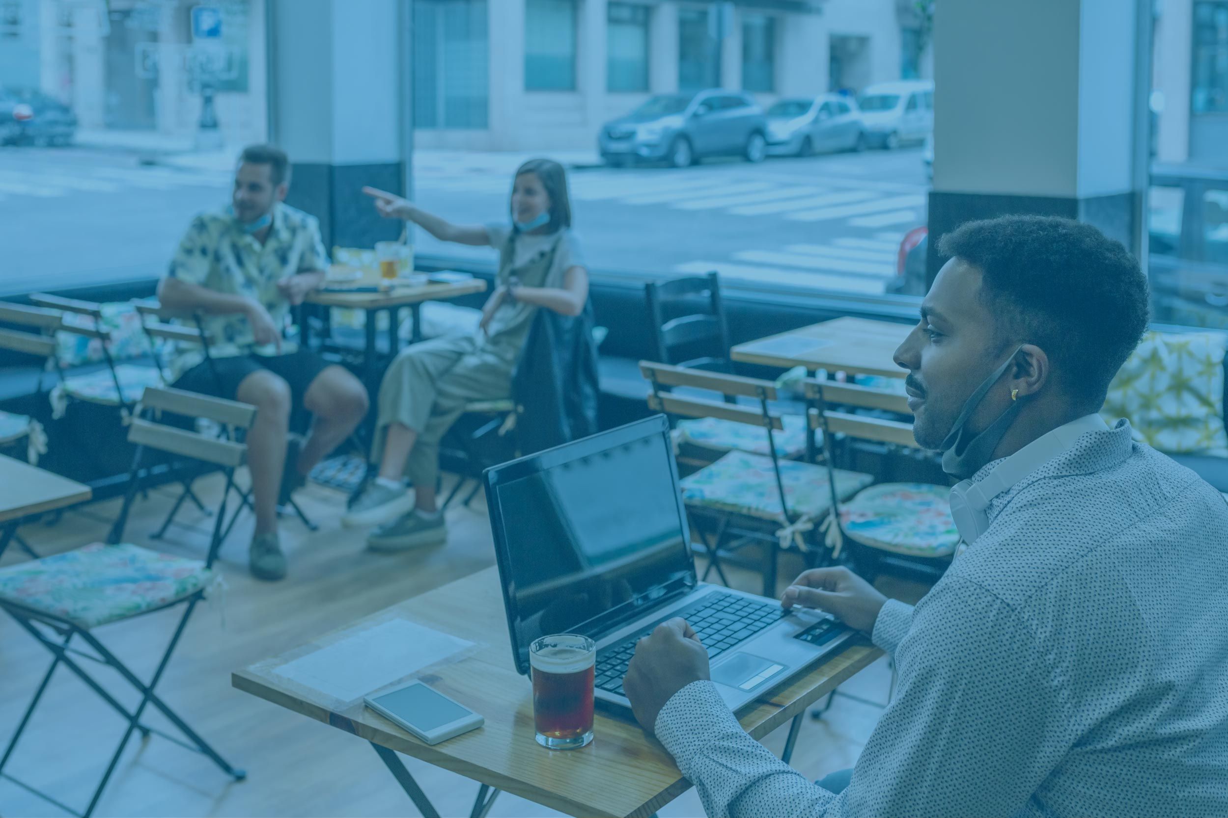 Une personne qui communique avec d'autres personnes dans une entreprise