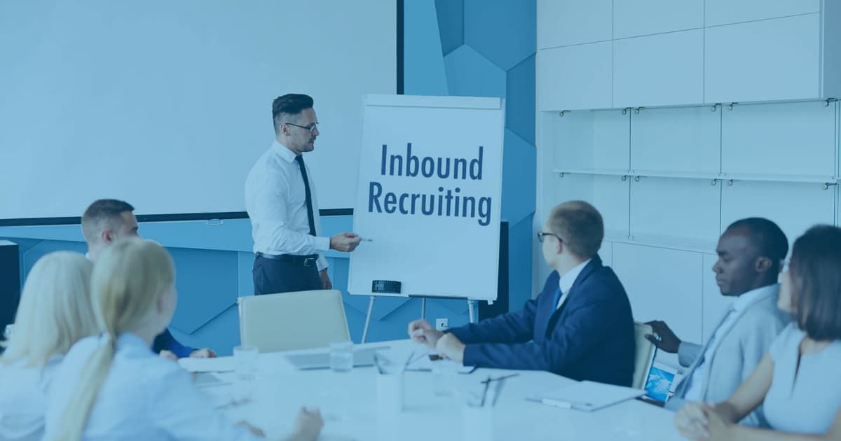 Des personnes qui discutent de l'inbound Recruiting